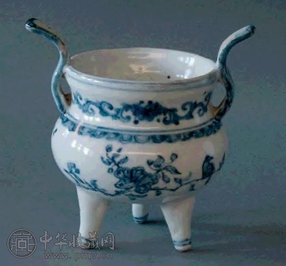 十八/二十世纪 青花三足香炉