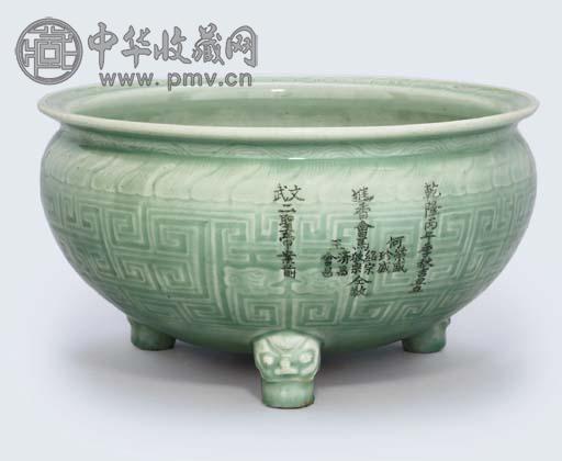 十八世纪豆青地刻花香炉