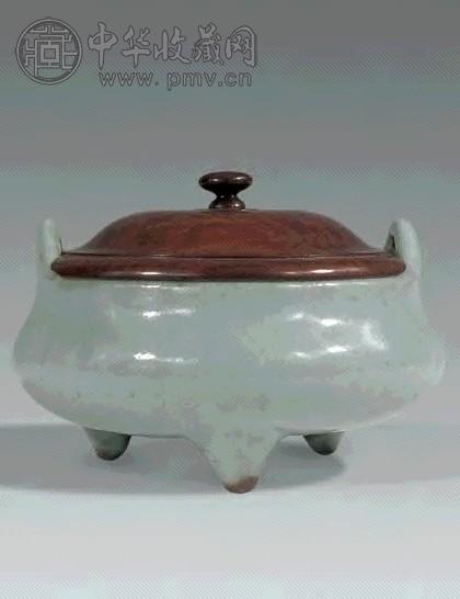 清乾隆 仿汝釉三足炉