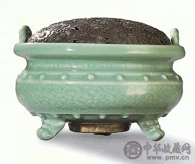 明 龙泉窑青釉印花花卉三足香炉