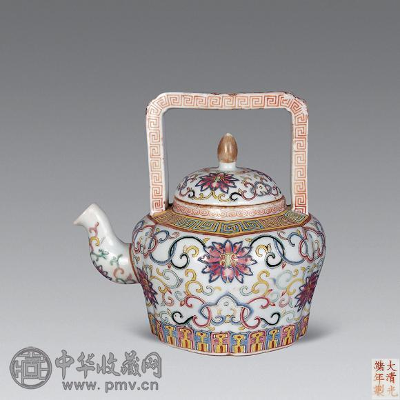 清光绪 粉彩缠枝莲云蝠提梁壶