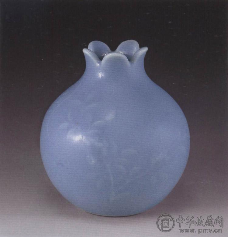 清 天蓝釉暗刻花卉石榴尊
