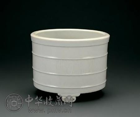 明 白釉回纹三足炉