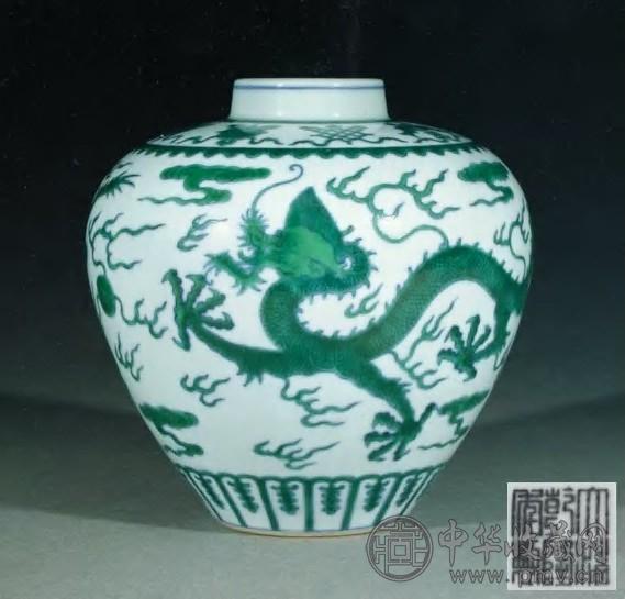 清乾隆 绿彩双龙赶珠纹罐