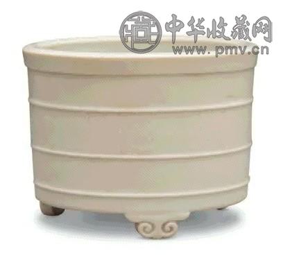 清 德化窑暗刻云雷弦纹三足炉