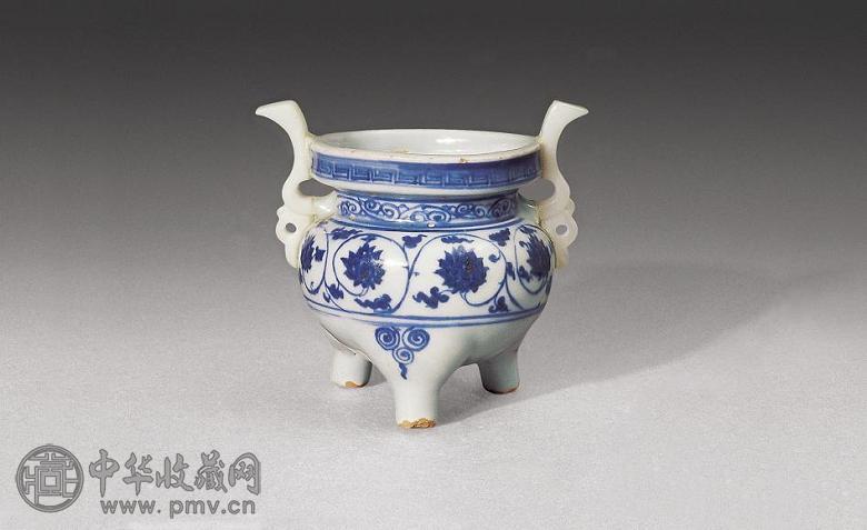 明中期 青花缠枝莲三足炉