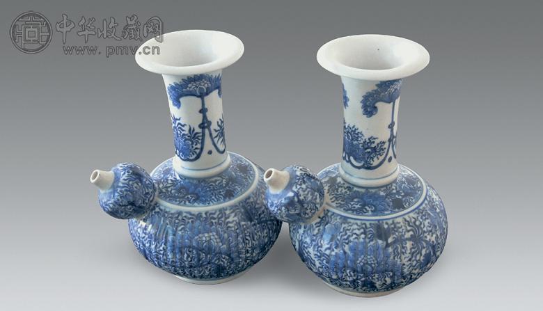 清康熙 青花西番莲纹花棱形军持