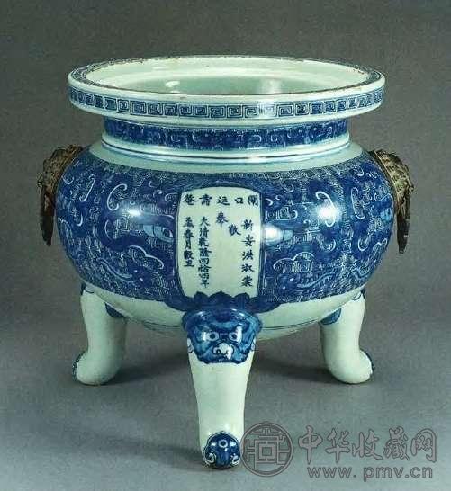 清乾隆 青花兽面纹三足炉