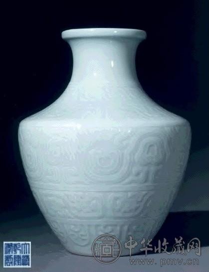 清乾隆 粉青釉刻博古龙纹罐