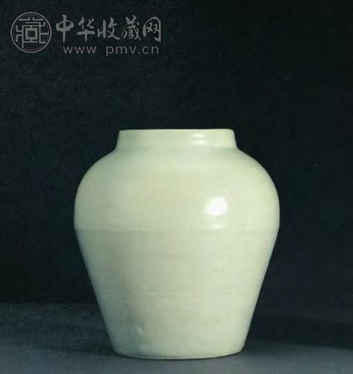 明嘉靖 白釉暗花云凤纹罐