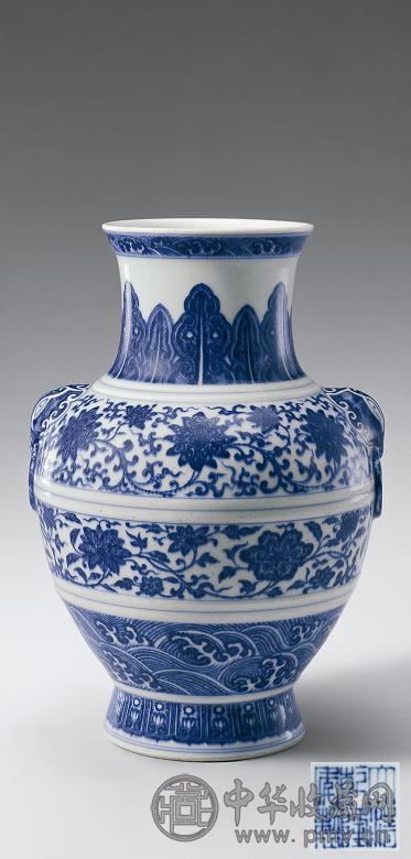 清乾隆 青花缠枝花纹铺首尊