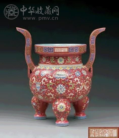 清乾隆 胭脂红地粉彩八宝缠枝莲纹三足炉