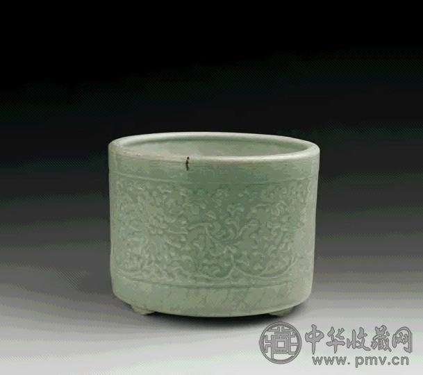 清乾隆 豆青暗刻缠枝花卉纹香炉