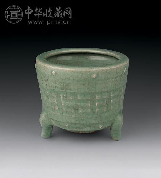 明 龙泉乳丁八卦三足炉