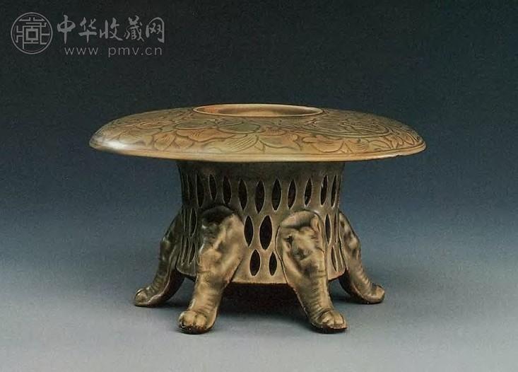 北宋 耀州窑刻缠枝花卉纹五兽面足薰炉