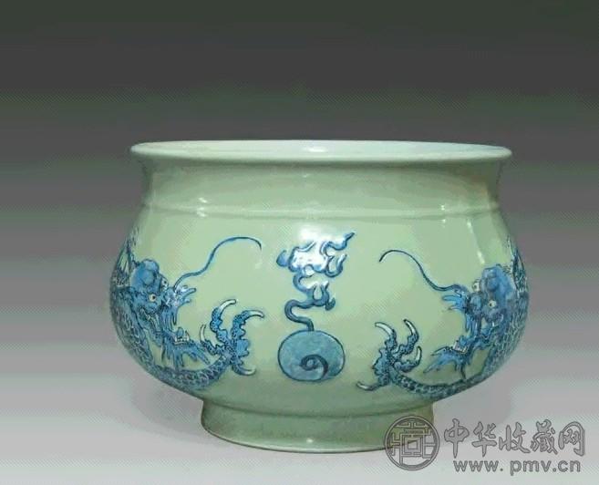 清康熙 豆青地青花龙纹卧足炉