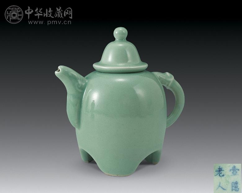 清乾隆 豆青釉三足茶壶