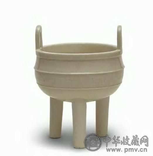 清中期 德化窑暗刻云雷纹立耳三足炉