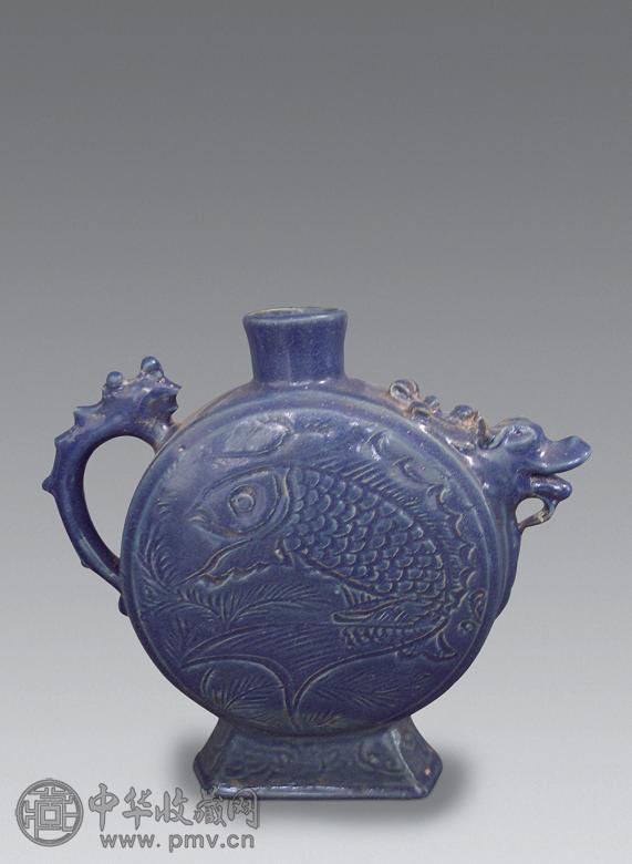 蓝釉刻鱼纹龙流扁壶