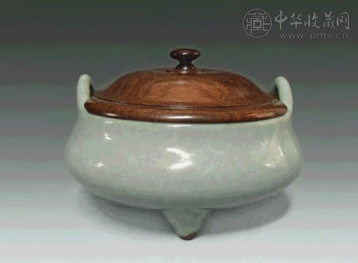 清乾隆 仿汝釉三足炉