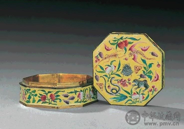 清十八世纪 铜胎画珐琅黄地五毒图八方盖盒