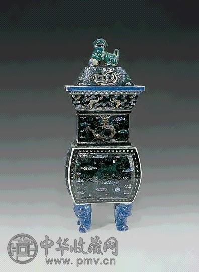清中期 黑地青花加彩龙纹带盖香炉
