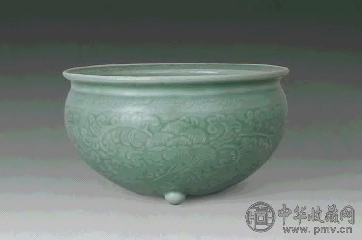 清乾隆 豆青刻缠枝莲炉