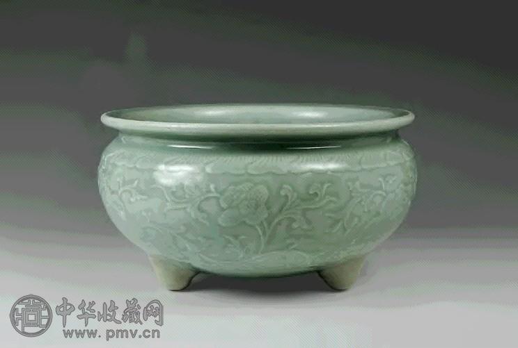 清乾隆 青釉刻花卉三足炉