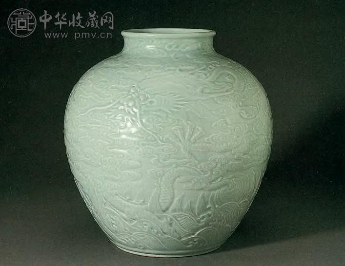 清乾隆 粉青釉雕海水云龙纹罐