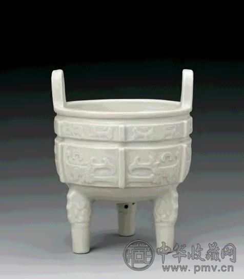 明万历 影青釉兽面纹鼎式炉