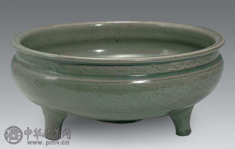 明代 龙泉窑菱形花纹三足炉