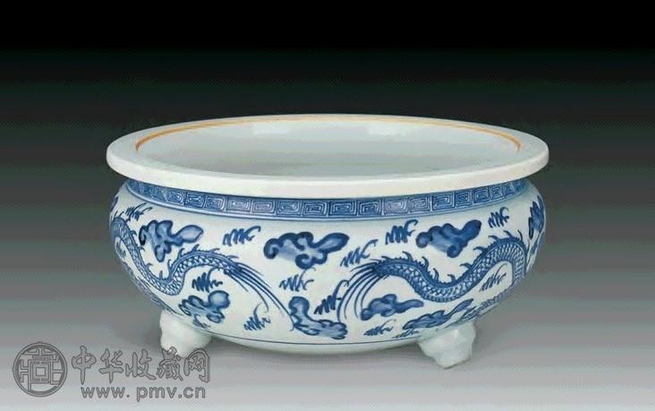 清 青花双龙戏珠纹三足炉