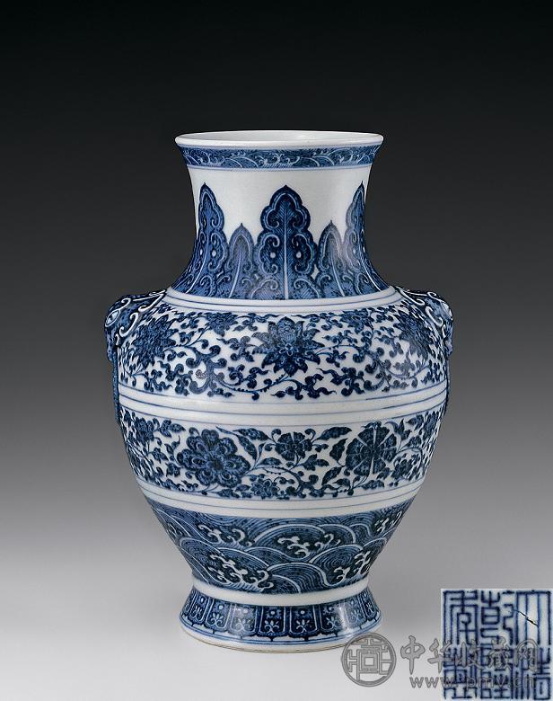 清乾隆 青花缠枝花卉纹铺耳尊