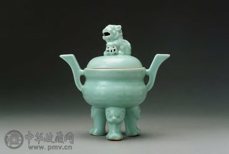 南宋 龙泉窑粉青釉狮子戏球带盖兽纹三足熏炉