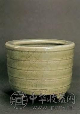 明 龙泉窑弦纹三足直筒炉