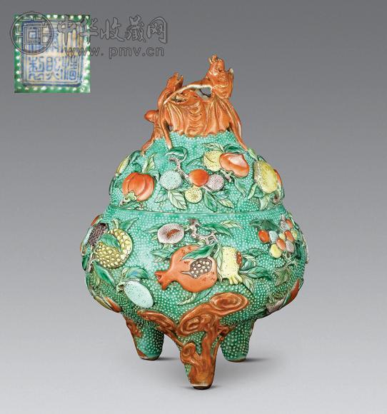 十九世纪 粉彩堆瓷三足熏