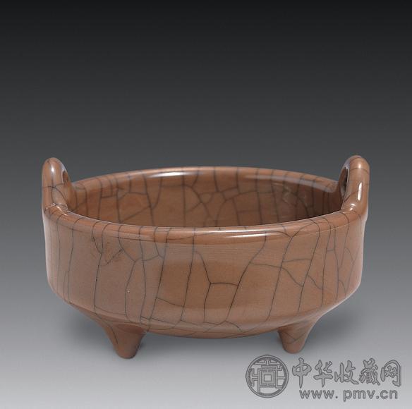 清乾隆 米黄釉仿哥窑三足双耳炉