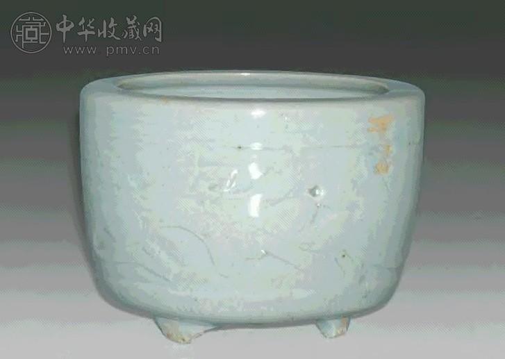 明 青釉刻划画三足炉