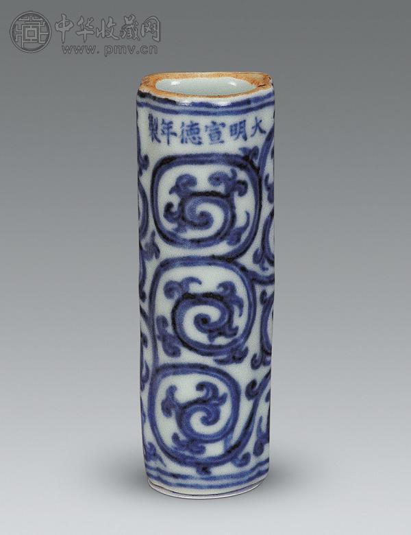 明 青花缠枝纹鸟水罐