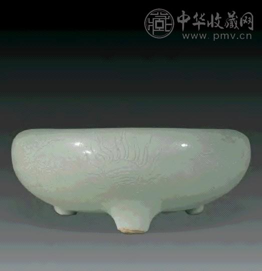 明万历 白釉暗刻三足炉