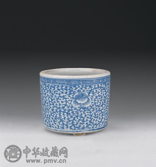 清 青花缠枝牡丹纹三足炉