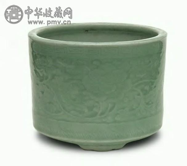 清 青釉暗刻缠枝花卉纹三足炉