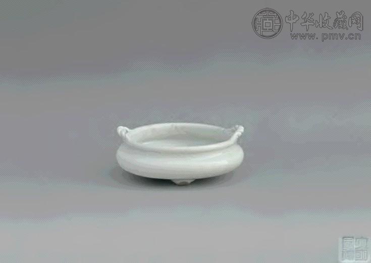 明宣德 白釉双耳扁肚三足炉