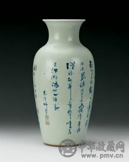 清乾隆 豆青釉青花釉里红题诗纹瓶