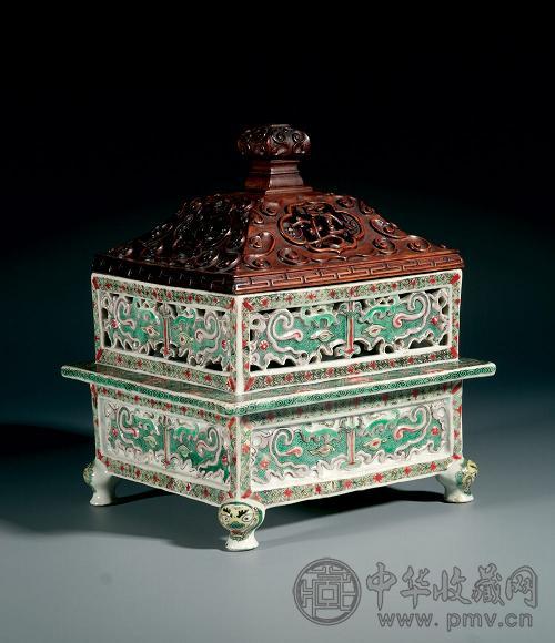 清康熙 五彩透雕瓷饕餮纹方炉连木雕盖