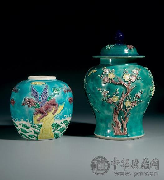 十九世纪 孔雀蓝地素三彩浮雕梅花盖罐连狮纹茶罐