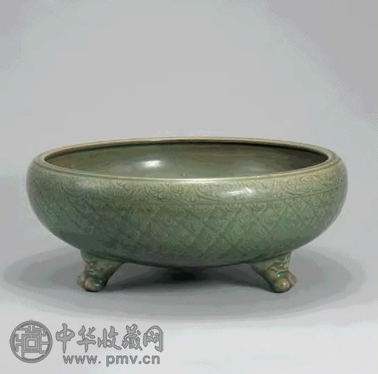 龙泉窑青釉刻花卉纹三足香炉