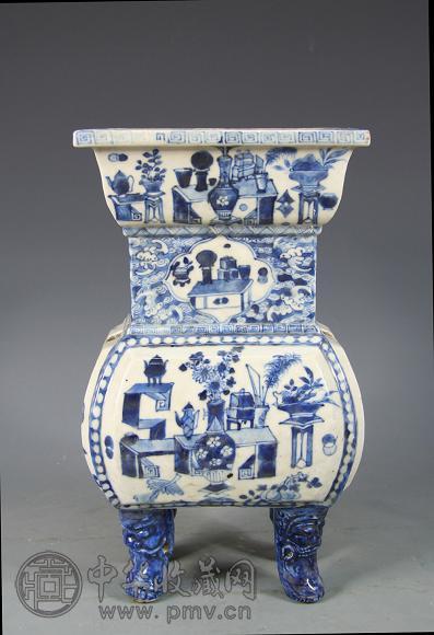 清 青花博古图纹四足炉