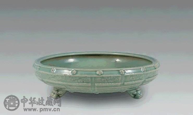 明 龙泉窑八卦纹三足炉