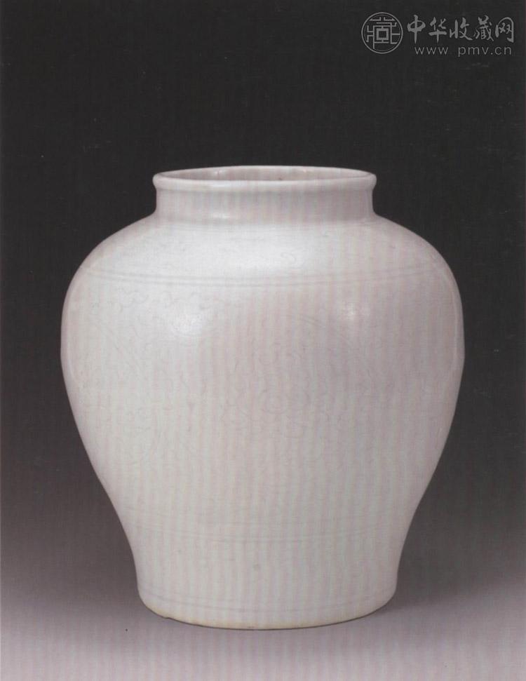 明嘉靖 白釉暗刻缠枝花卉罐